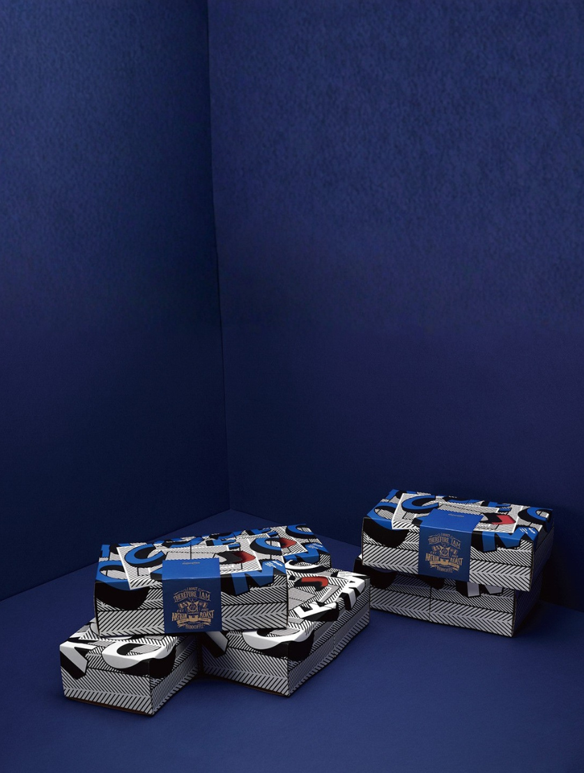 mojocoffee packaging close-up with gold and blue design accents, Red Dot 2017