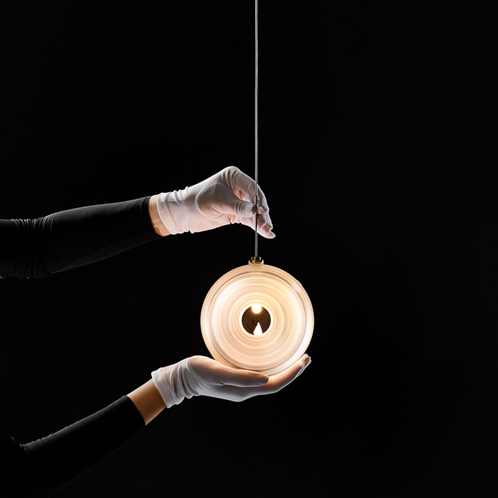 bomma-dark-and-bright-stat-white-hand