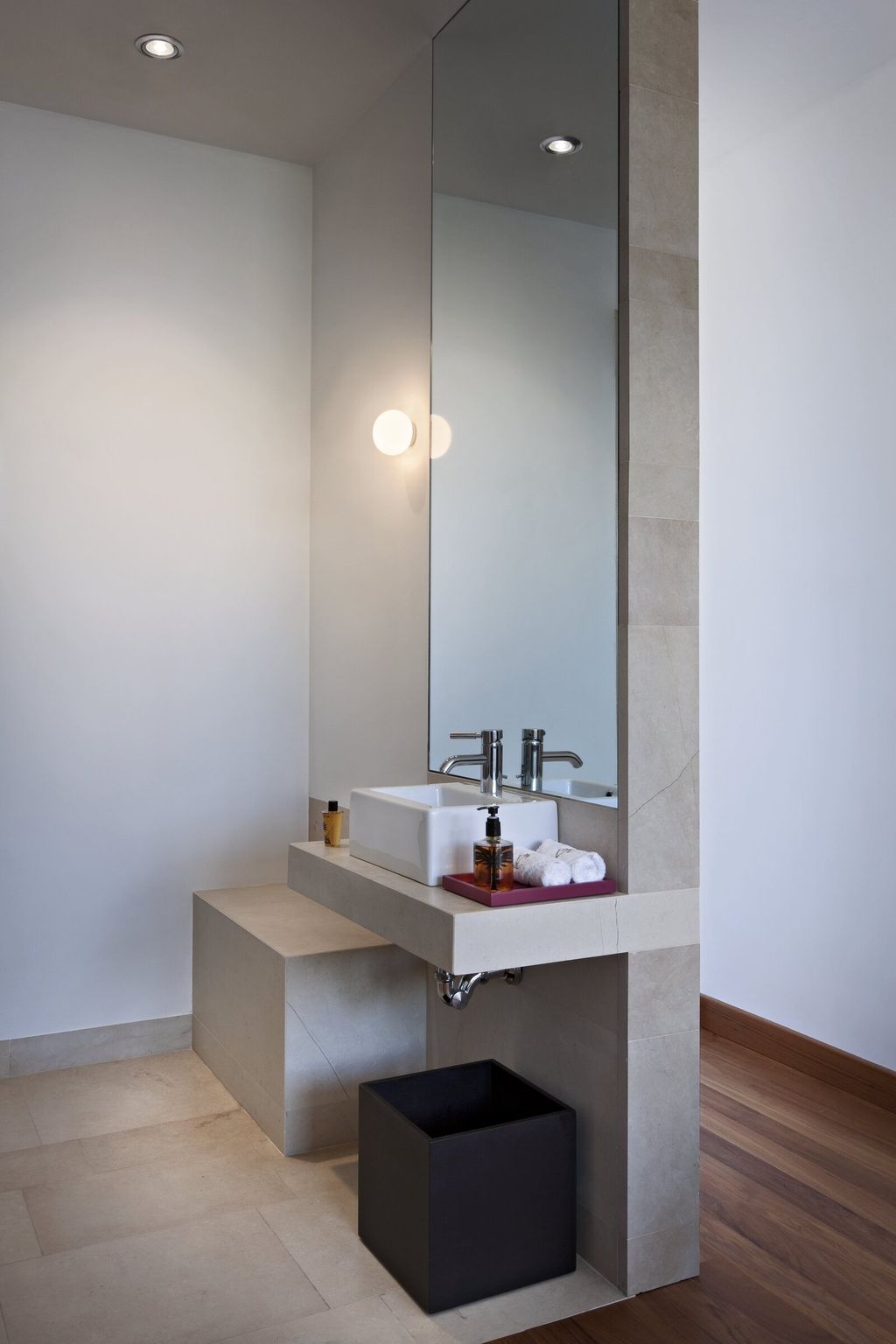 Flos-Mini_Glo-Ball_Ceiling_Wall-PH_Germano_Borrelli-Hotel_Rocco_Forte_Sciacca_Italy-2009-002.9550b606