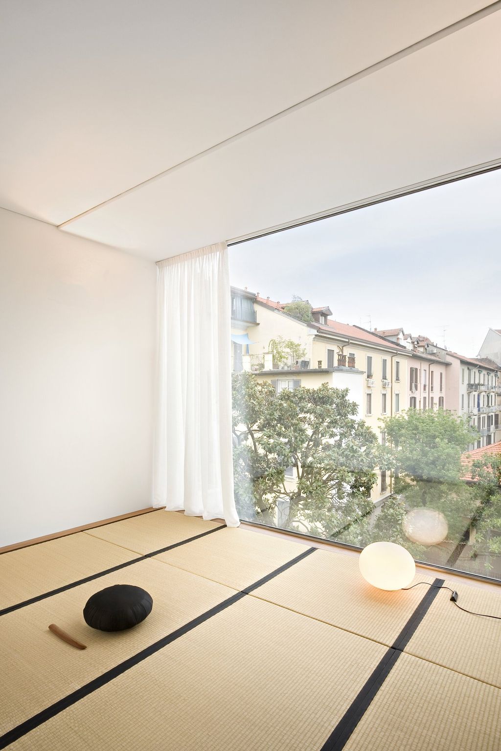 Flos-Glo_Ball_Basic-PH_Germano_Borrelli-Private_Residence-Milano-2008-001A.a8892d67