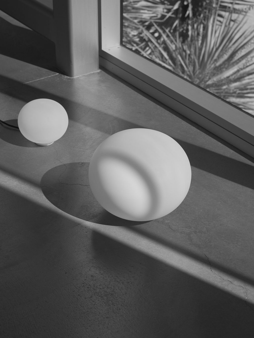 Flos-Glo_Ball_Basic-PH_Ambra_Crociani-The_Invisible_House_USA_California-2022-002.d7d8990b