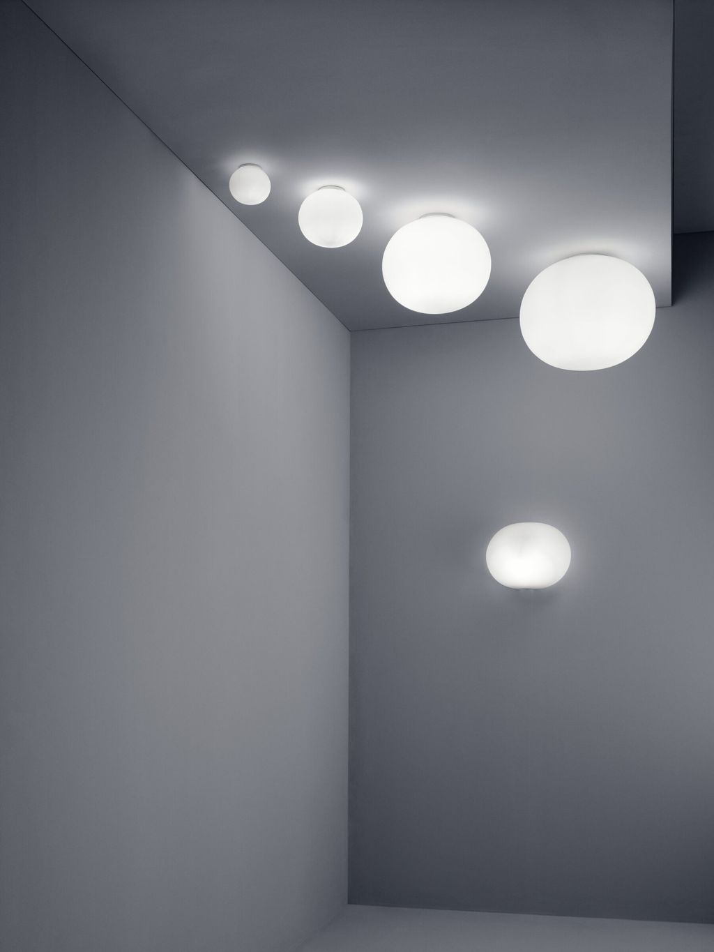 Flos-Glo_Ball_Ceiling_Wall-PH_Frank_Hulsbomer-001.313b773a
