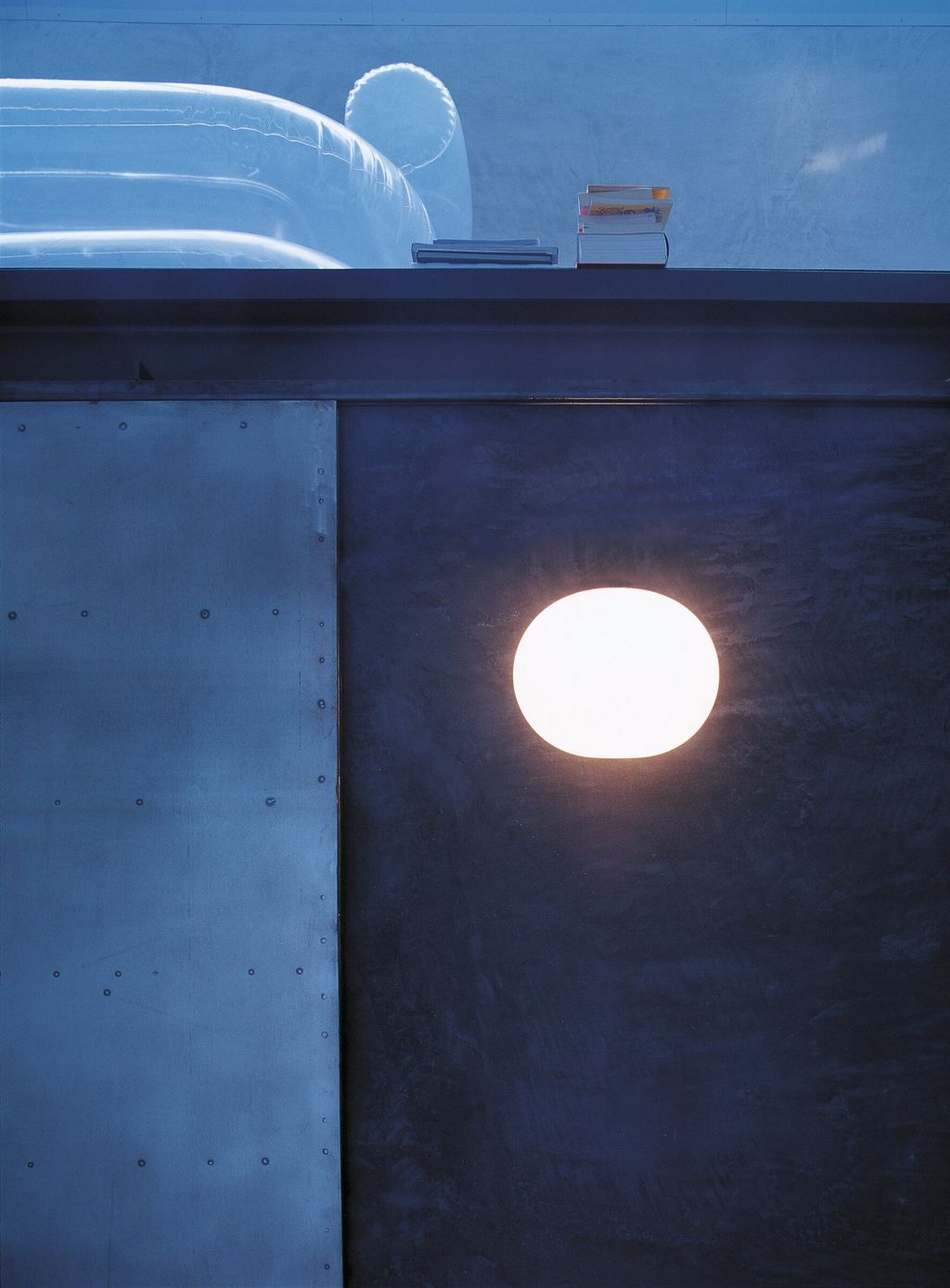 Flos-Glo_Ball_Ceiling_Wall-PH_Santi_Caleca-001.bce6ee6f