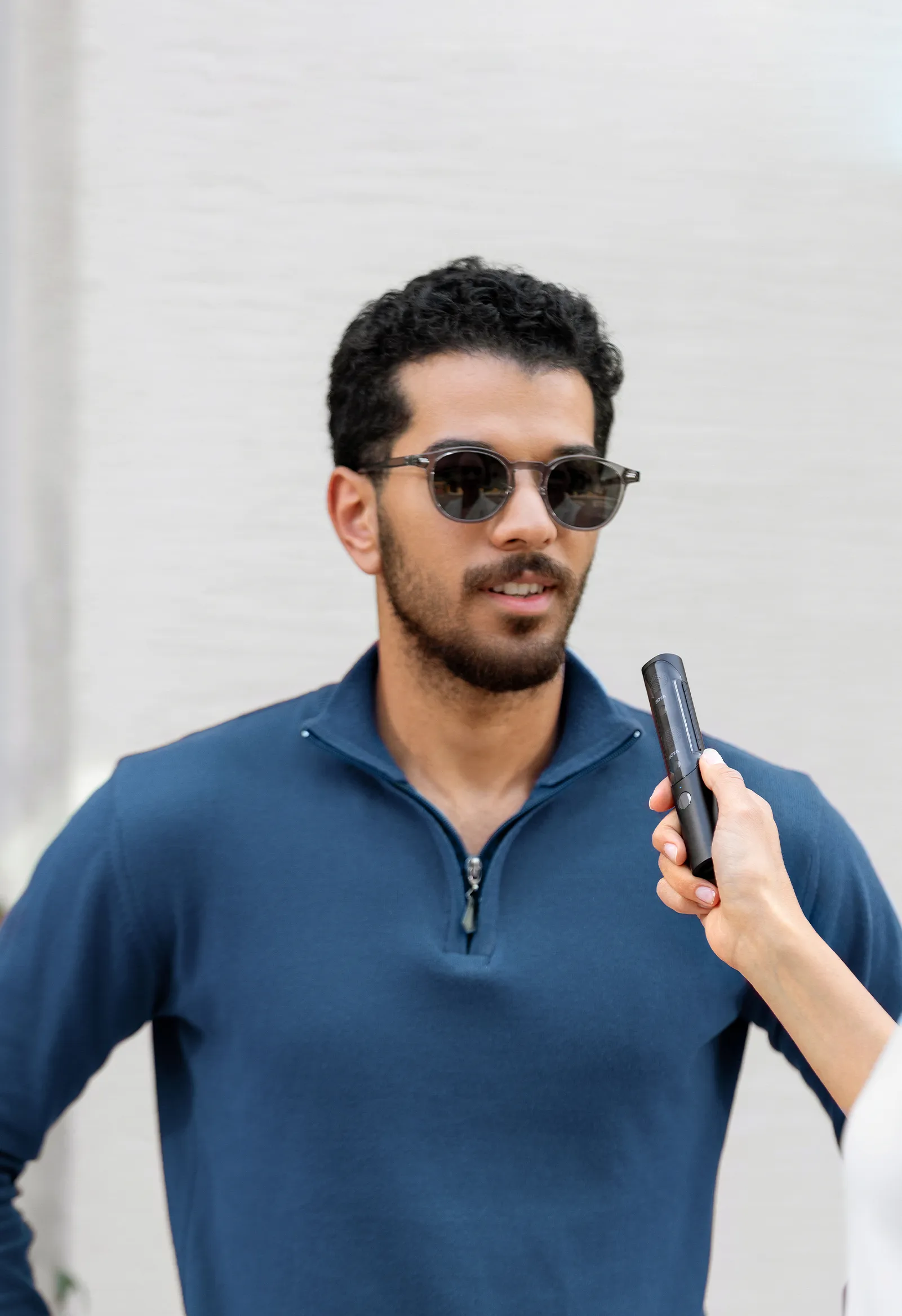 BOYA Magic Feature 1_Handheld Form (2)