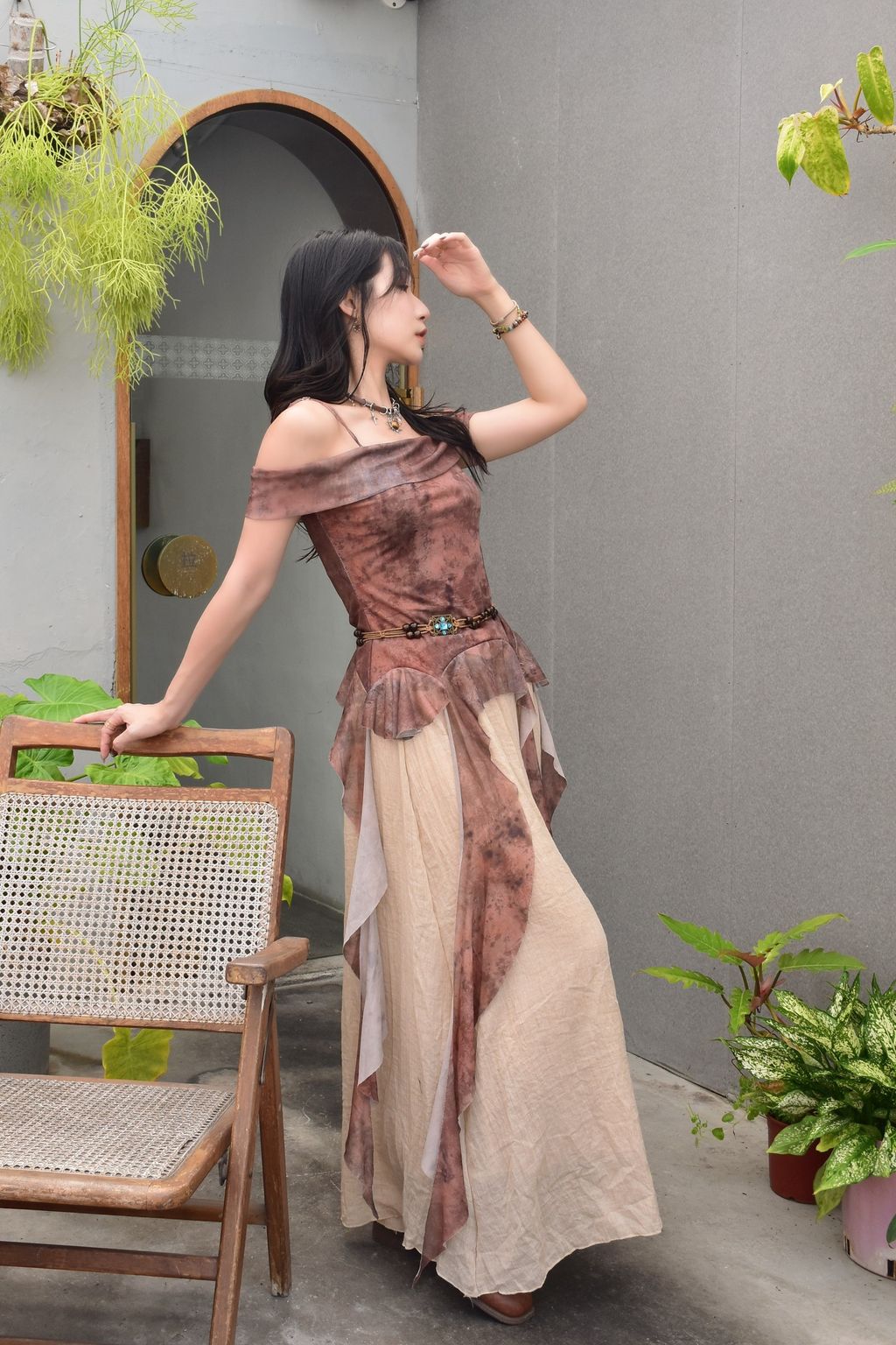 910吊帶一字領印花吊帶-大地咖-4