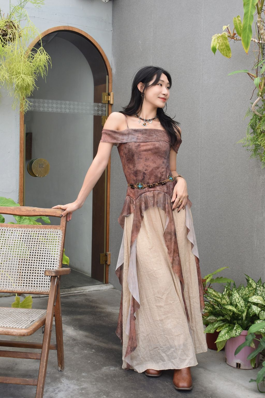 910吊帶一字領印花吊帶-大地咖-1