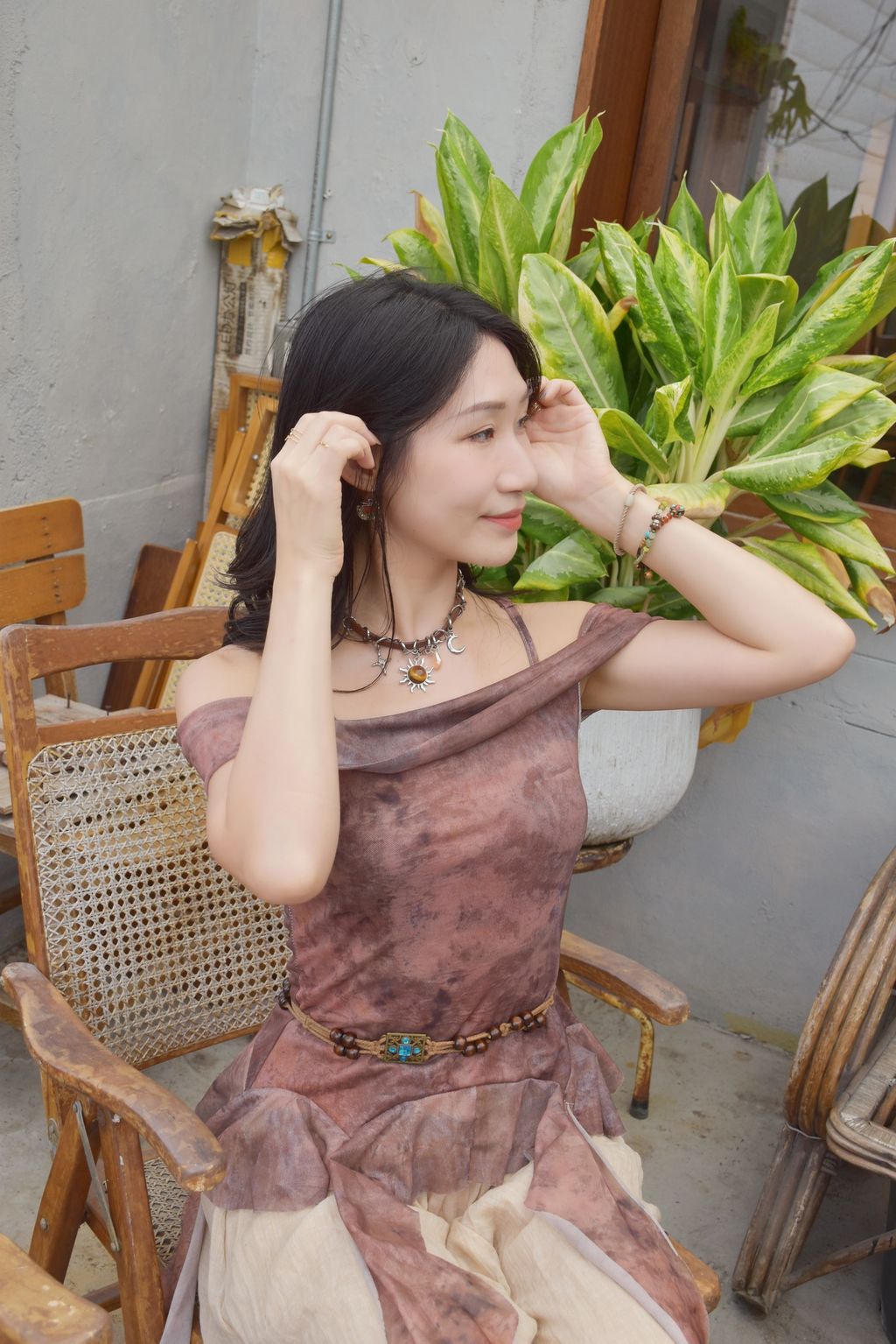 910吊帶一字領印花吊帶-大地咖-6