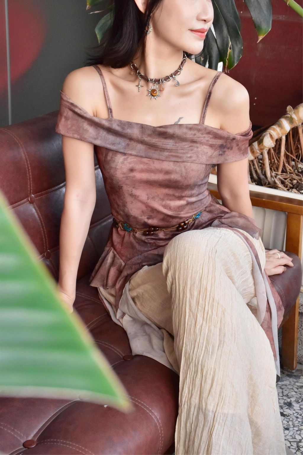 910吊帶一字領印花吊帶-大地咖-3