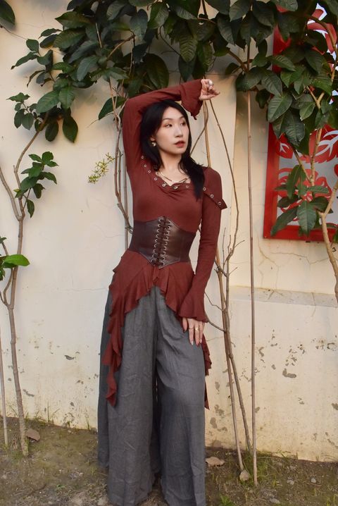 1023卯釘不規則上衣｜酒紅棕-1