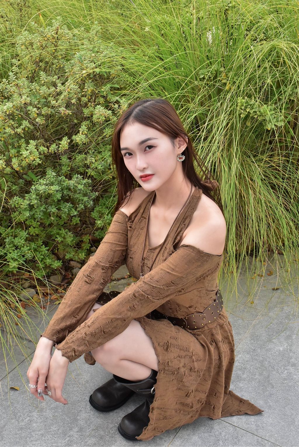 1013解構掛脖露肩連身裙｜亞麻色-5