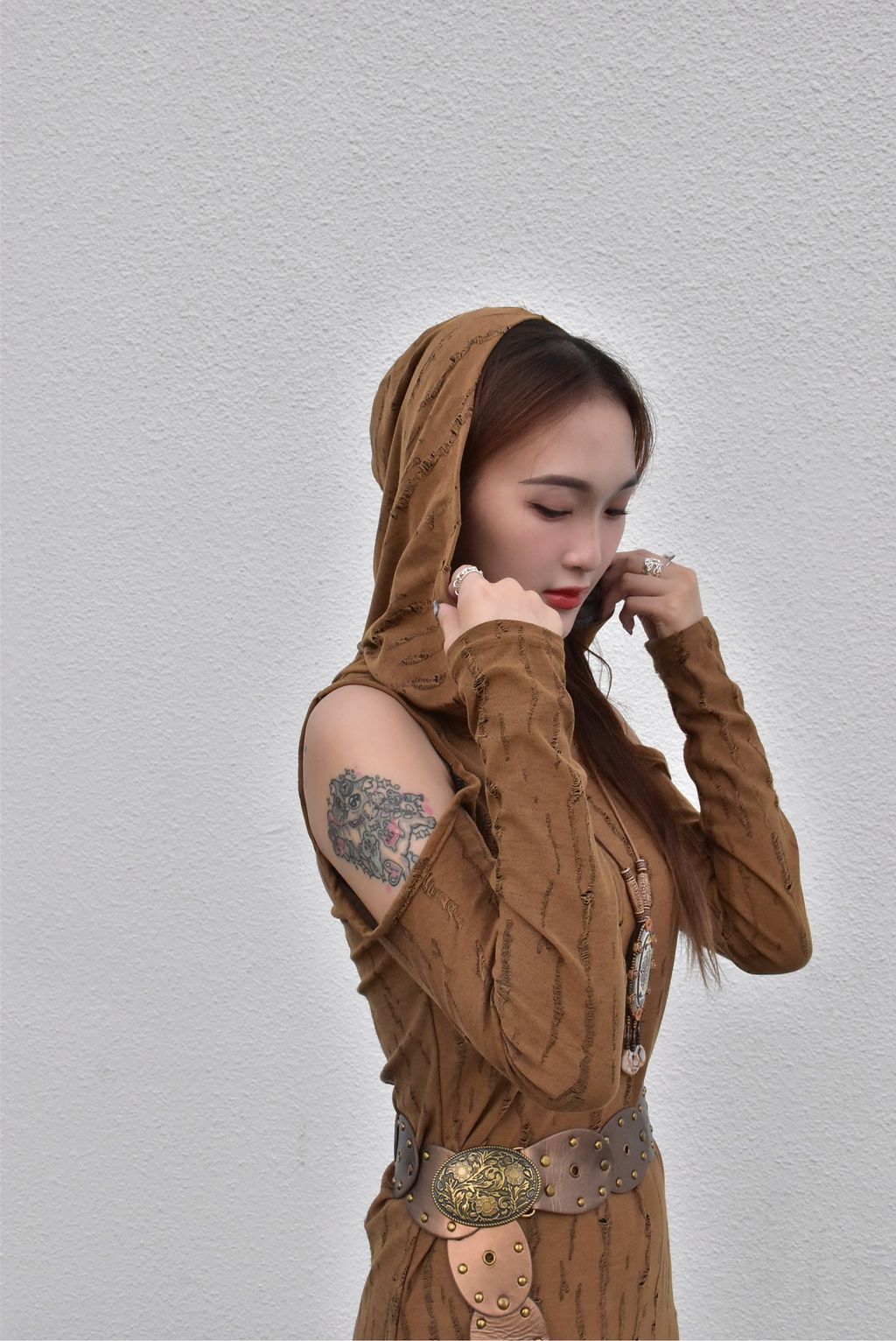 1014解構連帽堆堆領露肩連身裙｜亞麻色-2