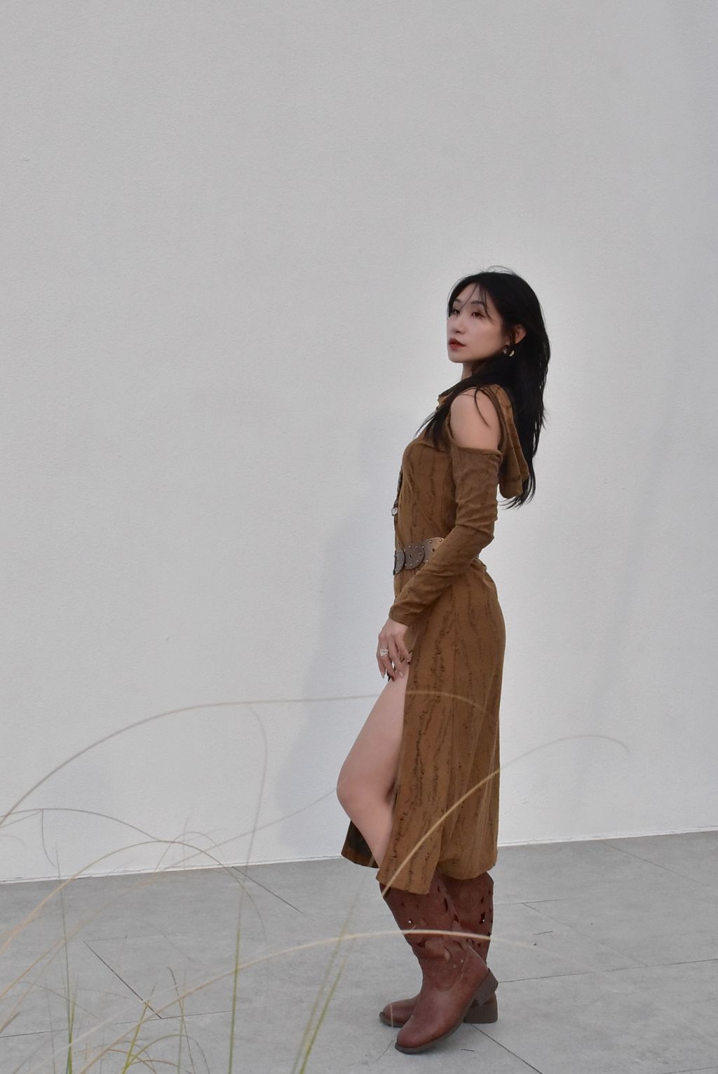 1014解構連帽堆堆領露肩連身裙｜亞麻色-7