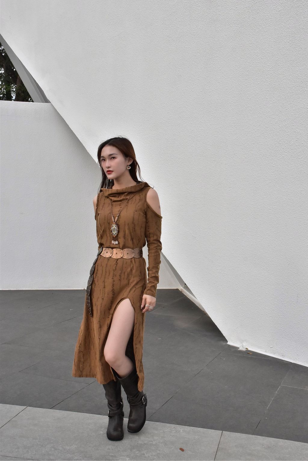 1014解構連帽堆堆領露肩連身裙｜亞麻色-1