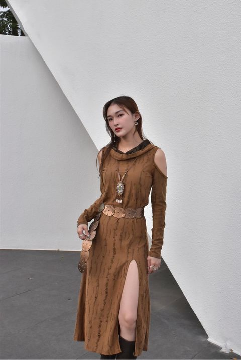 1014解構連帽堆堆領露肩連身裙｜亞麻色-4