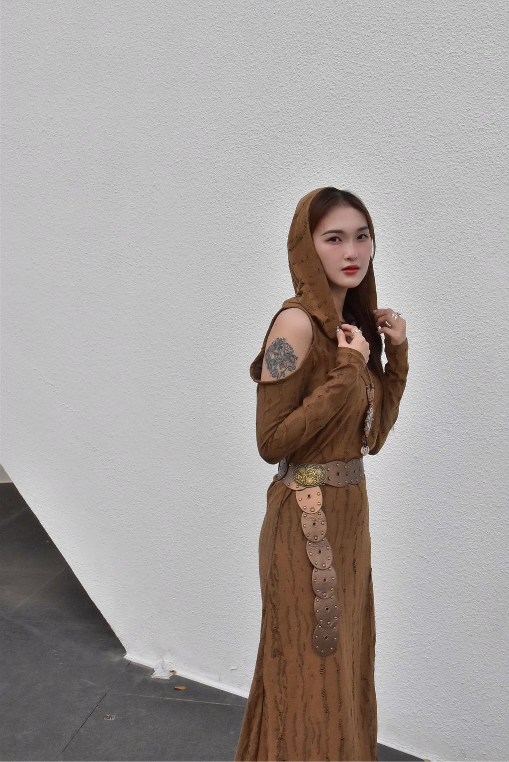 1014解構連帽堆堆領露肩連身裙｜亞麻色-5