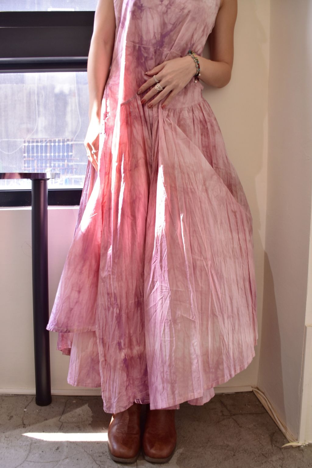 6104植物紮染｜剪裁吊帶連身裙｜鮮花粉-4