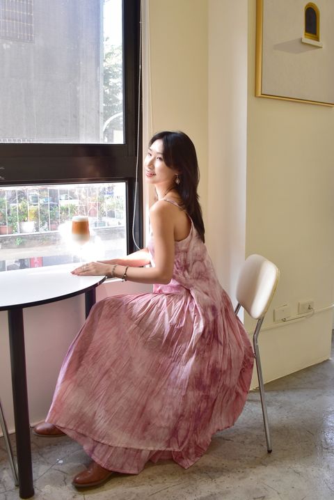6104植物紮染｜剪裁吊帶連身裙｜鮮花粉-1