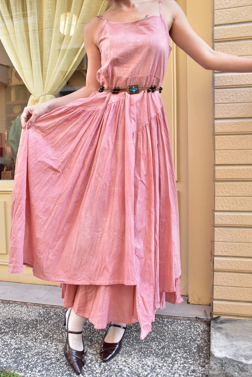 6104B植物紮染｜剪裁吊帶連身裙｜櫻花粉-7