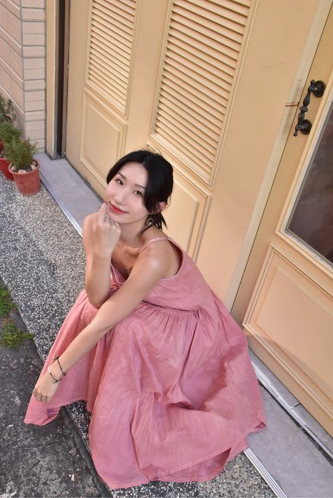 6104B植物紮染｜剪裁吊帶連身裙｜櫻花粉-3