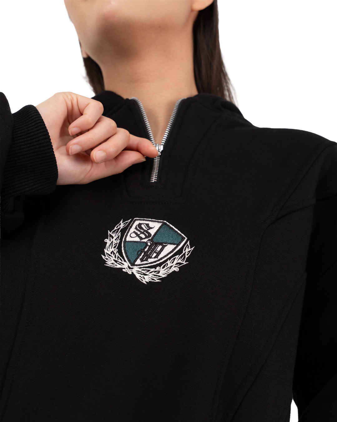 HOODIE HITAM  PEREMPUAN DETAIL