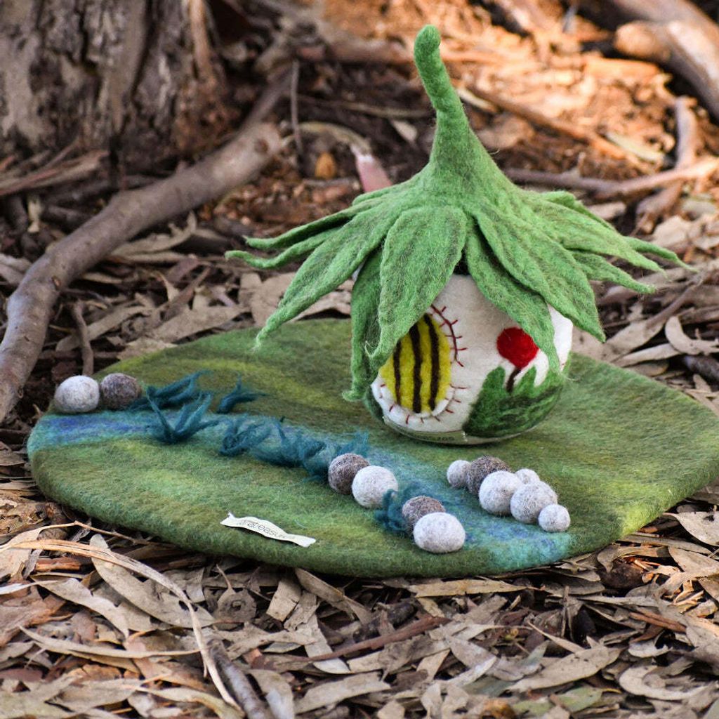 felt-leaf-house-playmat