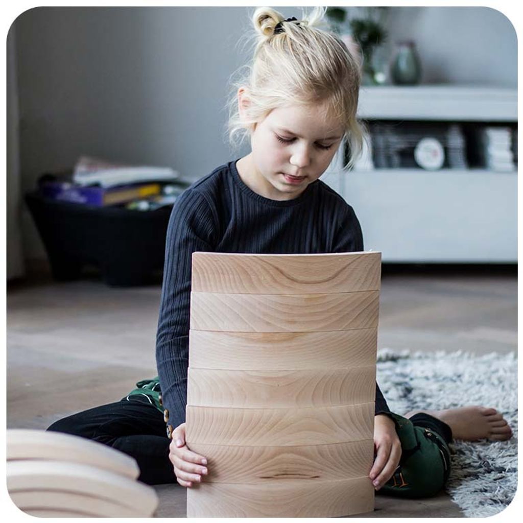 abel-blocks-stacking-game-girl