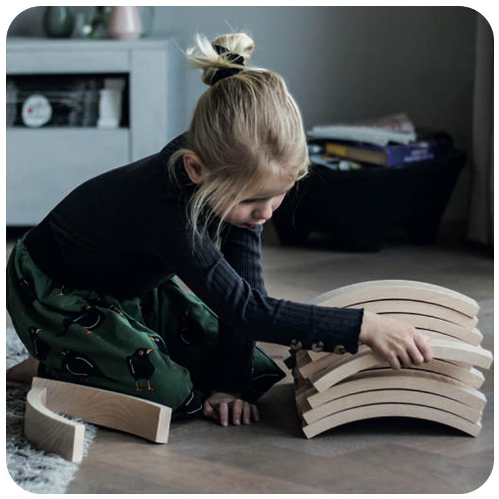 abel-blocks-stacking-girl