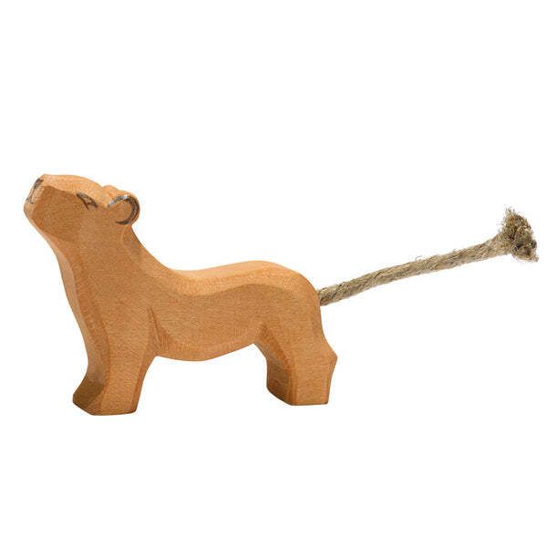 20006-Loewe-klein-Kopf-hoch_grande