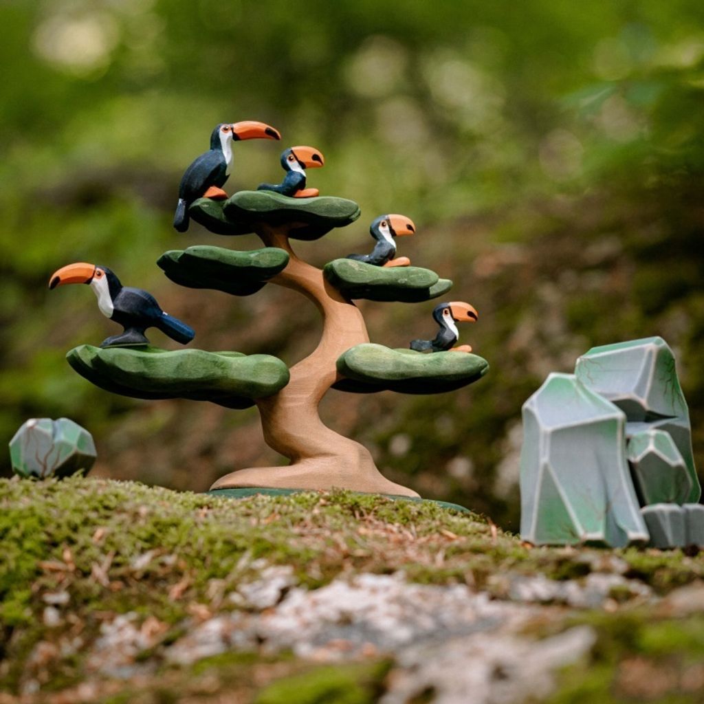 toucan-standing~4606