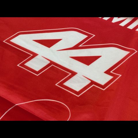 ferrari-flag-f1-team-n-44-lewis-hamilton-2026-red-94-x-28-cm-701238026-001 (1)