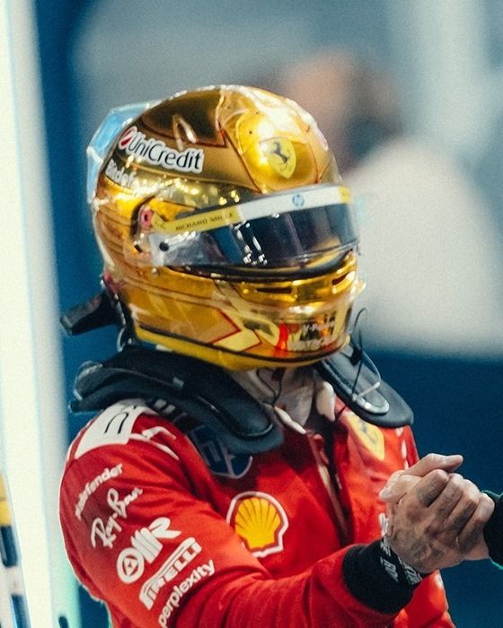 lewis-hamilton-2026-singapore-gp-helmet-three-quarter-worn