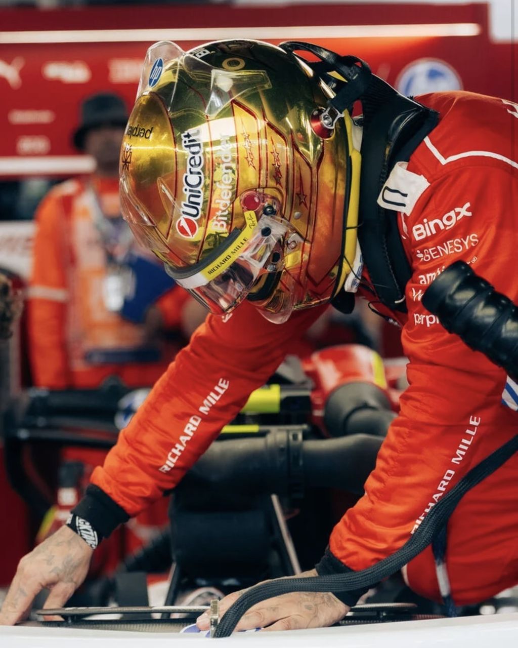 lewis-hamilton-2026-singapore-gp-helmet-side-garage