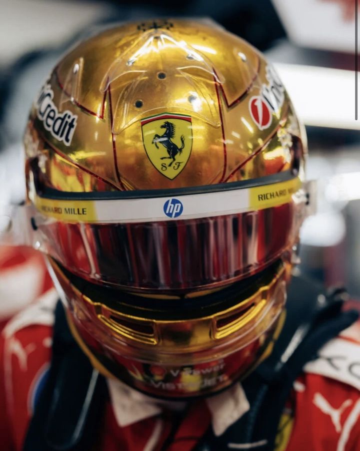lewis-hamilton-2026-singapore-gp-helmet-front