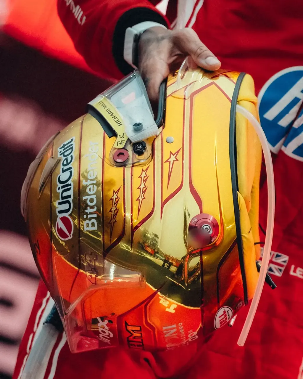 lewis-hamilton-2026-singapore-gp-helmet-side-held-f32