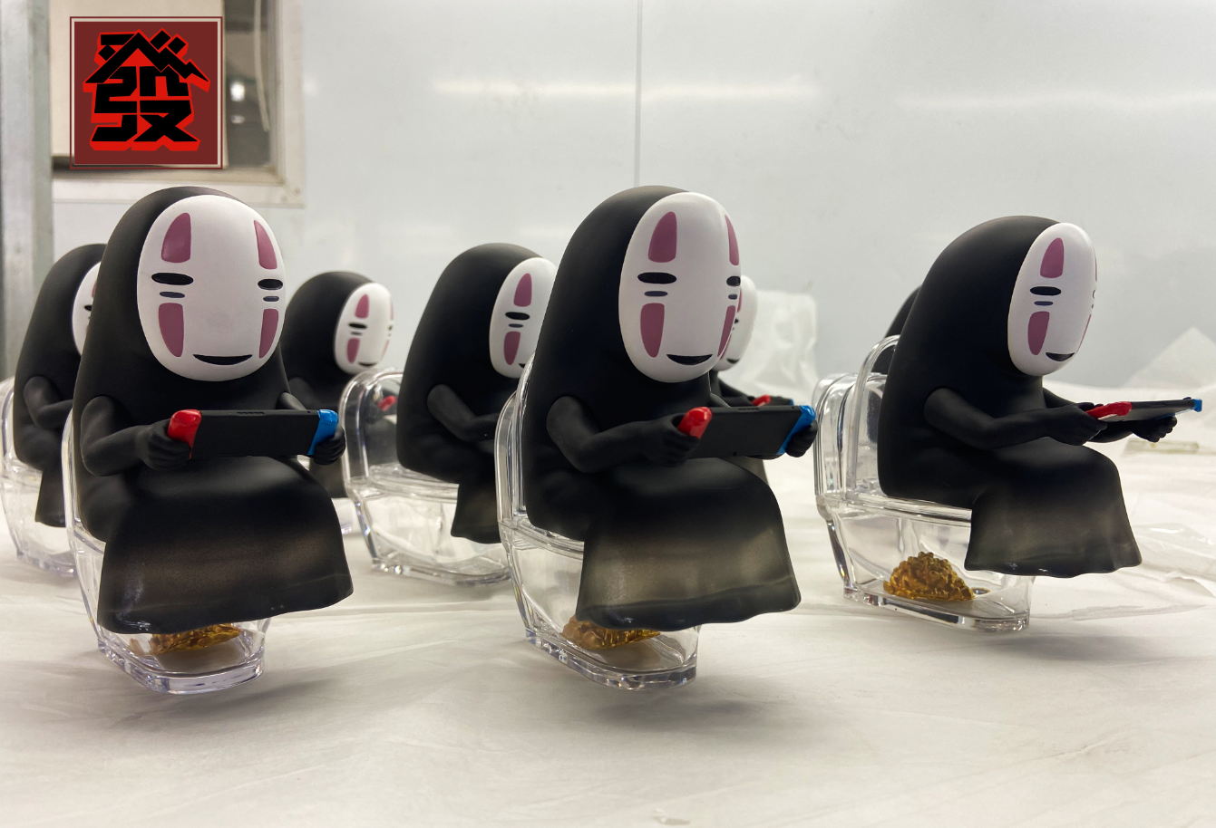 發-studio 摸魚吐錢無臉男桌面擺件