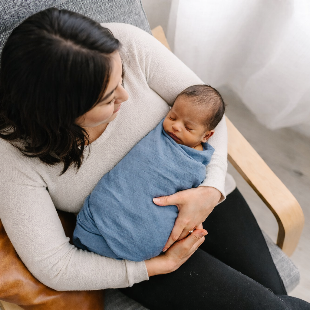 Holabebe Muslin Blanket Tradewinds with mom