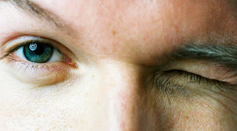 Blinking eyes Men Best Optical Shop Online Contact Lens