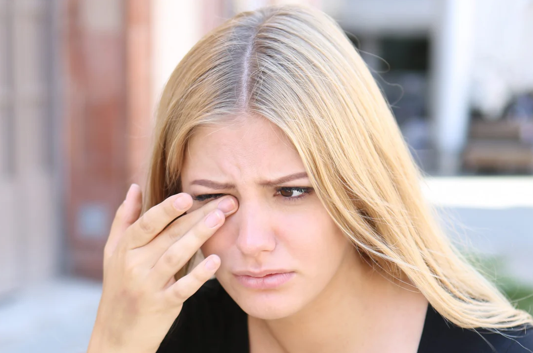 6 Tips If Contact Lens Broken or Stuck in Your Eye