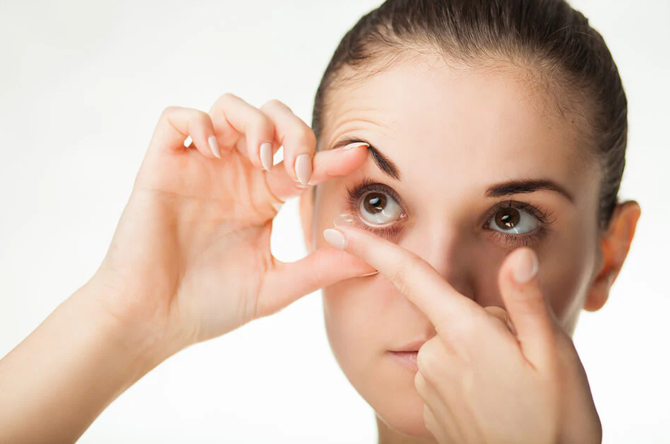 Are you afraid about putting contact lenses in? 5 Ways to Get Rid of Your Fear