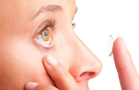 What To Expect On Your First Day Of Wearing Contact Lenses best optical shop online contact lens placing contact lens