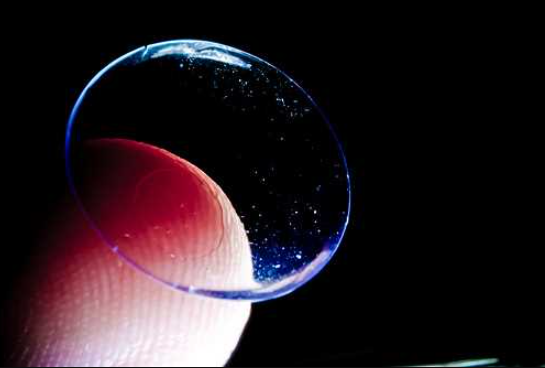 Can you wear expired contact lens?