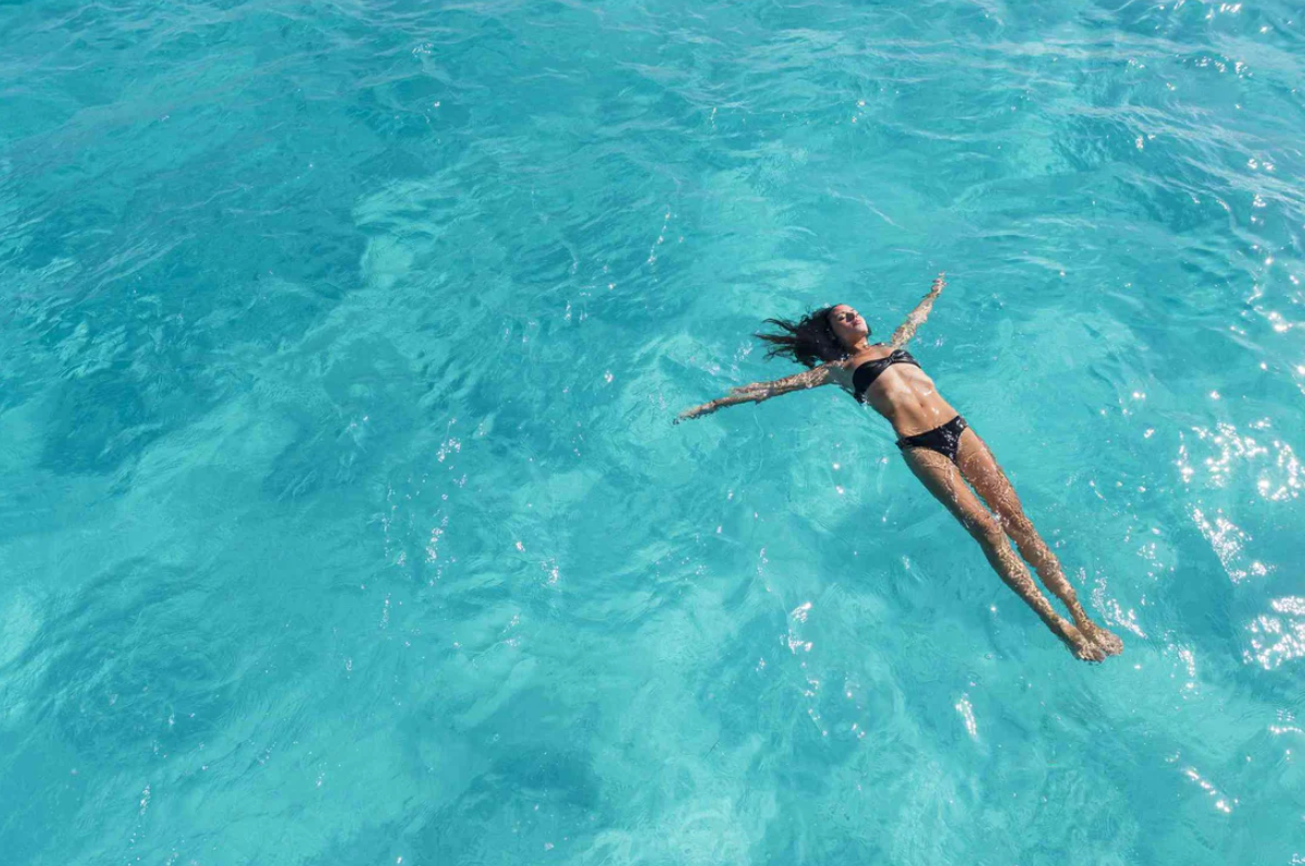 Safe or Not Use Contact Lenses While Swimming