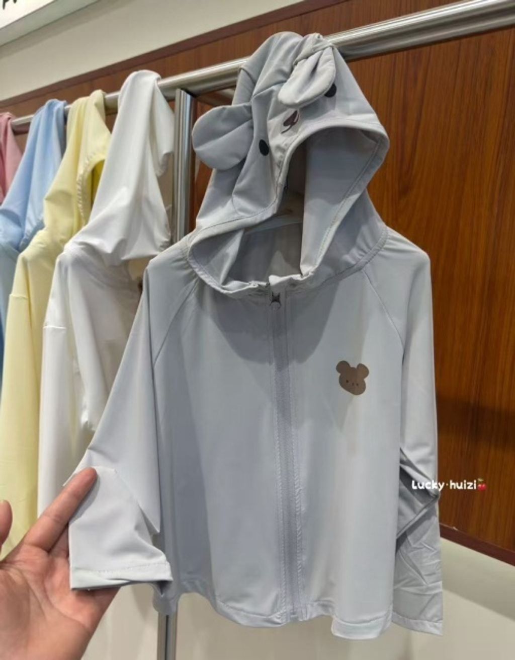 s-blob-v1-IMAGE-Os6X9NzOP-E