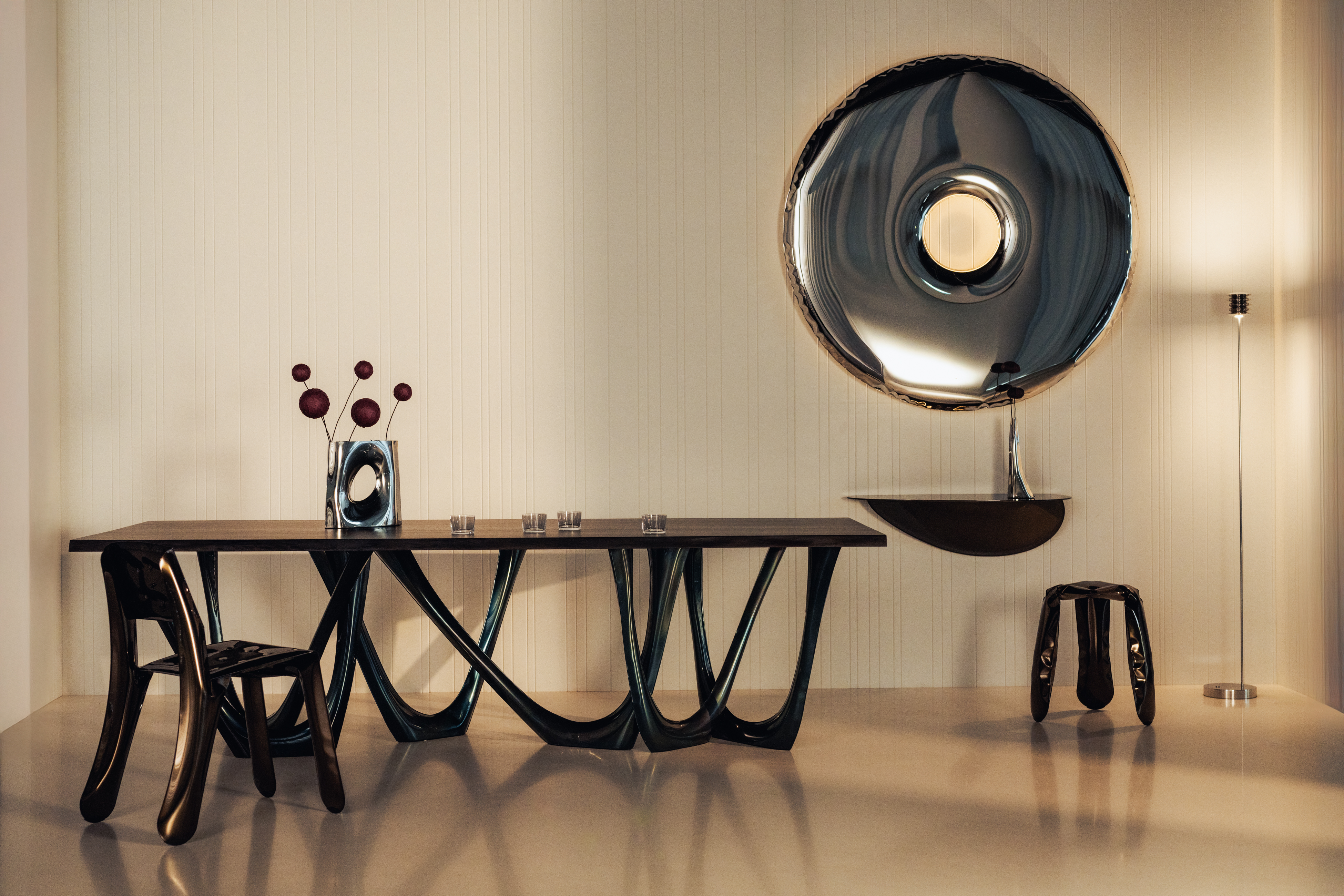 zieta_Rondo_inox_Huba_true_mocha_Plopp_Standard_true_mocha_G_Tanle_legs_cosmic_blue_top_mocha_oak_Karava_Vase_inox_Harmonica_inox_fot_Szymon_Jędrzejewski_47