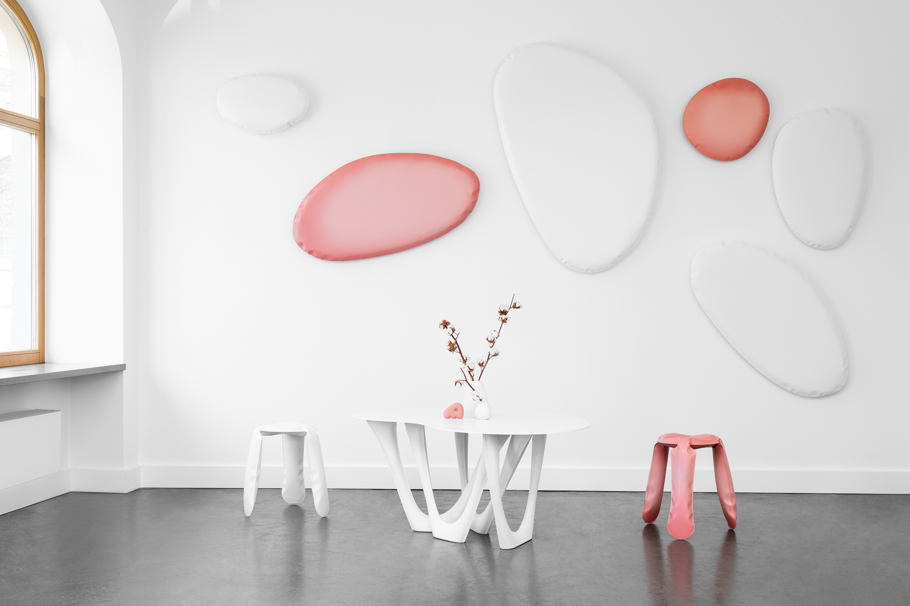 Zieta_TAFLA_O_white_matt_pink_matt_Cotton_Candy_Collection_PLOPP_Standard_white_matt_pink_matt_G-SIDE_TABLE_white_matt_top&base_photo_by_Weronika_Trojanowska