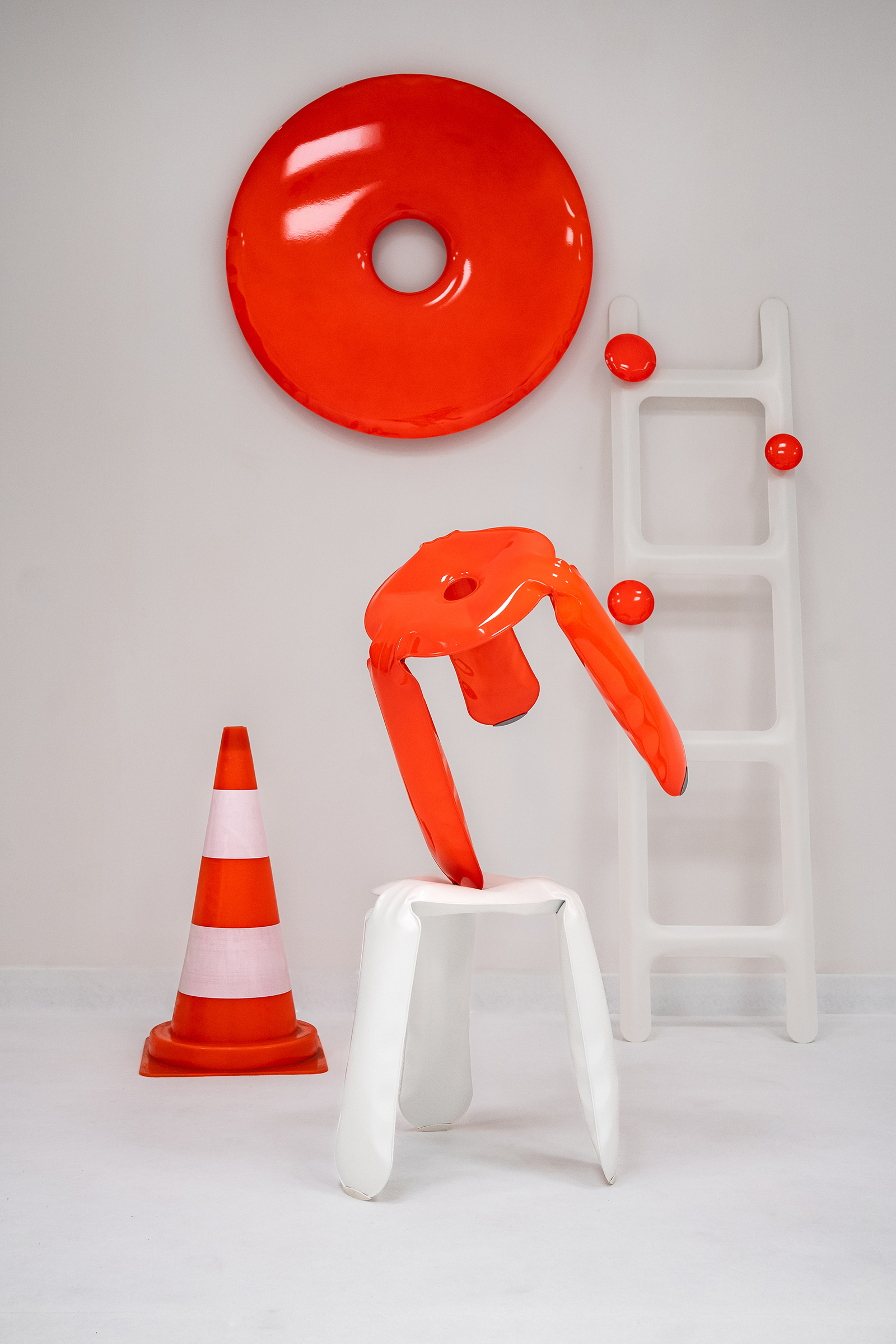 ZIETA_Plopp_neon_orange_rondo_pin_set_drab_white_matt_ph._Jakub_Kania2