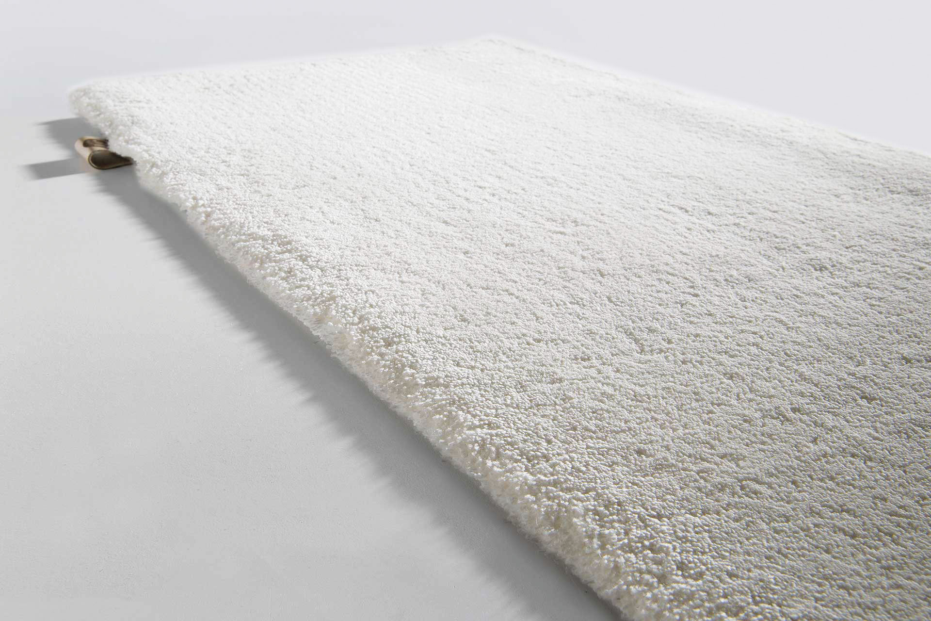 SideView_Linen Luxury_Pristine