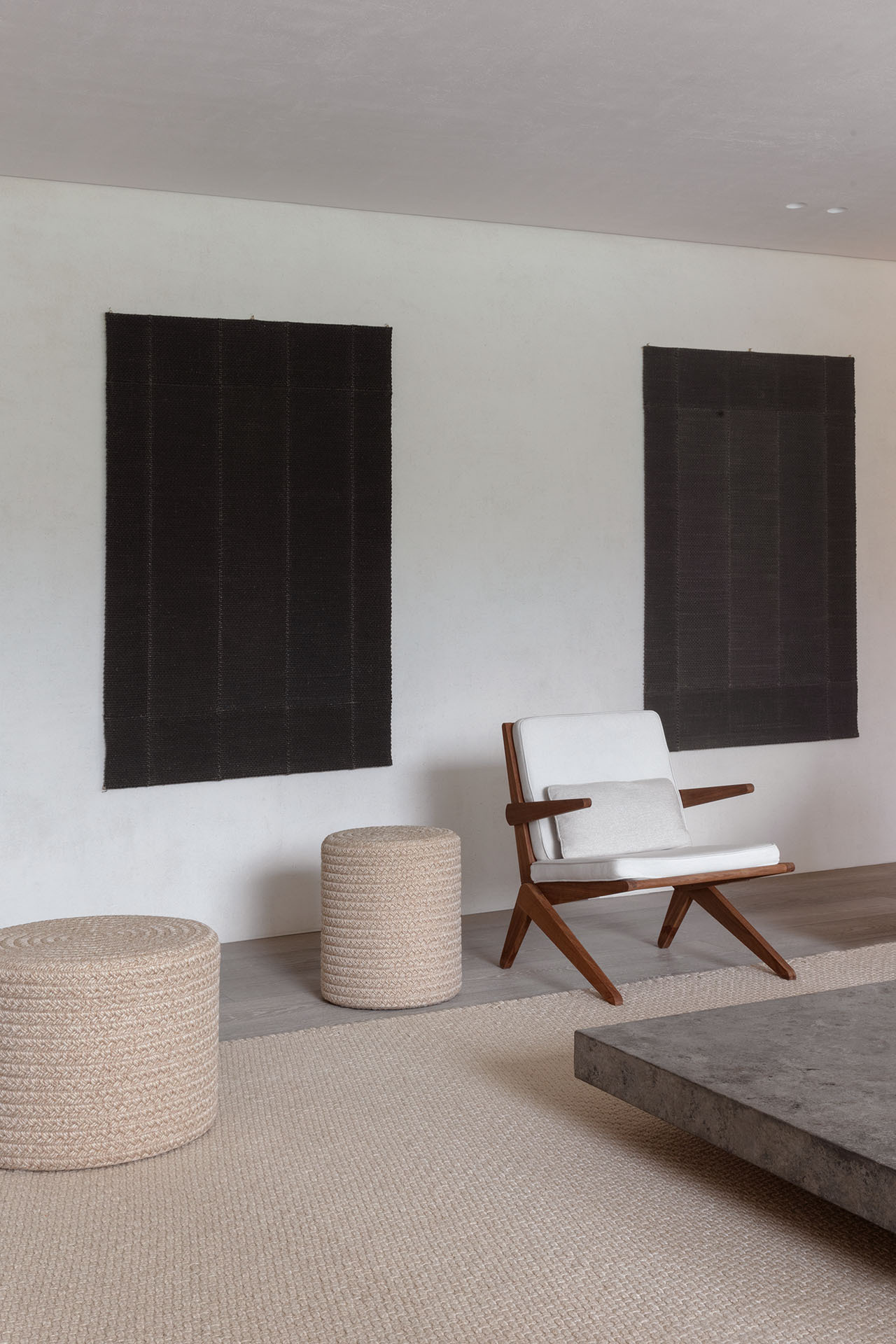 Tambora_Poufs_TAP16059_Summer_sand_55x55x42_43x43x48_MD_V