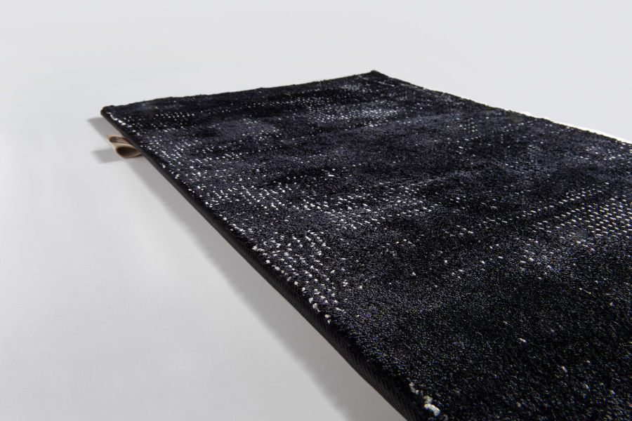 Side View_Trendy_Black & White_1