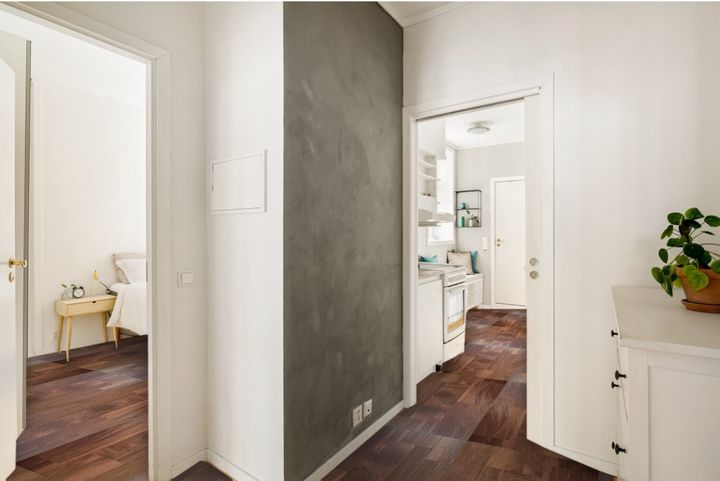 dark-brown-wood-installation-photo
